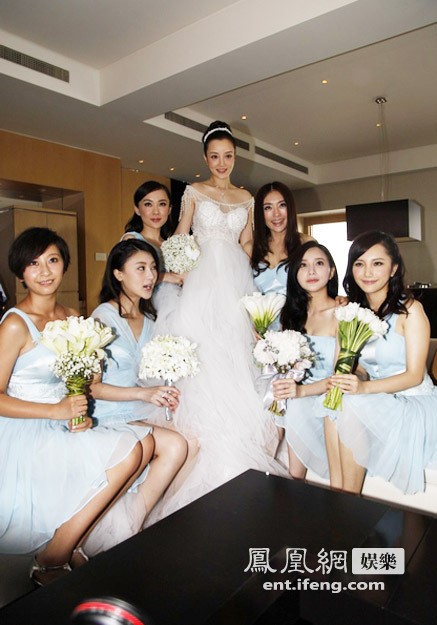 Váy cưới, các trang phục phù dâu đều được thiết kể tỉ mỉ dưới bàn tay của nhà tạo mẫu nổi tiếng Trung Quốc Lan Ngọc